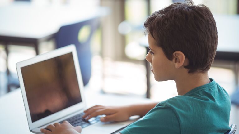 Schüler lernt am Laptop.