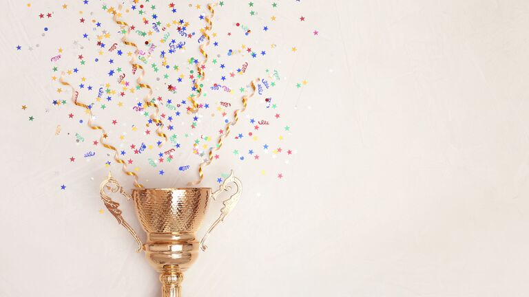 Pokal mit Konfetti