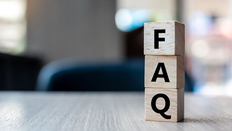 Klötze, auf denen die Buchstaben FAQ stehen.