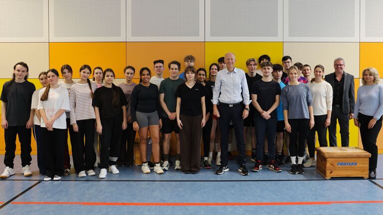 Gruppenfoto in einer Sporthalle