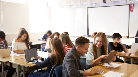 Schülerinnen und Schüler arbeiten im Unterricht mit Tablets Schülerinnen und Schüler arbeiten im Unterricht mit Tablets