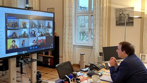 Kultusminister Lorz tauscht sich mit Schülerinnen und Schülern der Heinrich-Grupe Schule Grebenstein aus