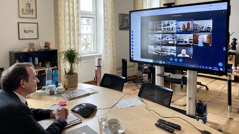 Kultusminister Lorz spricht mit Schülerinnen und Schülern der GSS Alsfeld