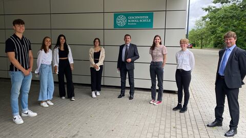 Kultusminister Lorz diskutiert mit Schülerinnen und Schülern der Geschwister-Scholl-Schule Bensheim