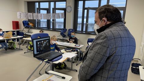 Kultusminister Lorz schaut auf einen Laptop