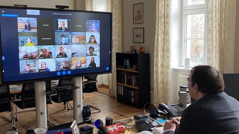 Kultusminister Lorz tauscht sich per Videokonferenz mit Schülerinnen und Schülern aus