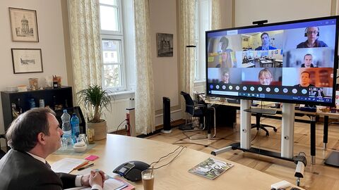 Kultusminister Lorz spricht mit Schülerinnen und Schülern der Georg-August-Zinn-Schule Kassel