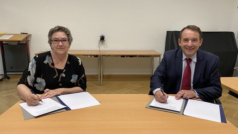 Kultusminister Lorz unterzeichnet Kooperationsvereinbarung zum Pakt für den Nachmittag Kultusminister Lorz unterzeichnet Kooperationsvereinbarung zum Pakt für den Nachmittag