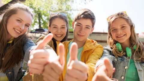 Schülerinnen und Schüler heben die Daumen.  Schülerinnen und Schüler heben die Daumen.