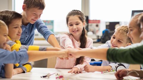 Grundschulkinder fausten sich zu.  Grundschulkinder fausten sich zu.