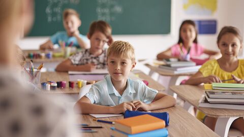 Grundschulkinder sitzen im Unterricht. Grundschulkinder sitzen im Unterricht.
