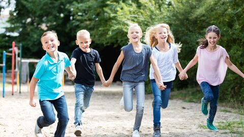 Kinder laufen über den Schulhof.