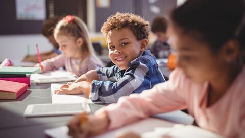 Junge mit Migrationshintergrund lernt in der Schule. Junge mit Migrationshintergrund lernt in der Schule.