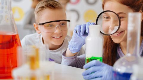 Schülerin und Schüler experimentieren. Schülerin und Schüler experimentieren.