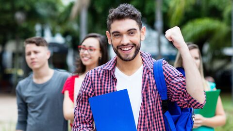 Schüler bejubelt Abschluss. Schüler bejubelt Abschluss.