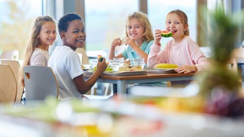 Schülerinnen und Schüler beim Mittagessen in der Schule. Schülerinnen und Schüler beim Mittagessen in der Schule.
