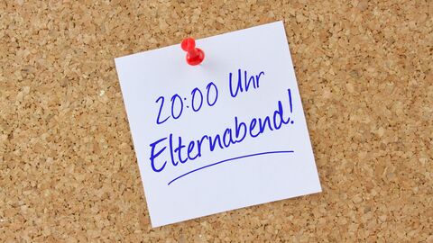 Pinnwand mit Zettel, auf dem Elternabend steht. Pinnwand mit Zettel, auf dem Elternabend steht.