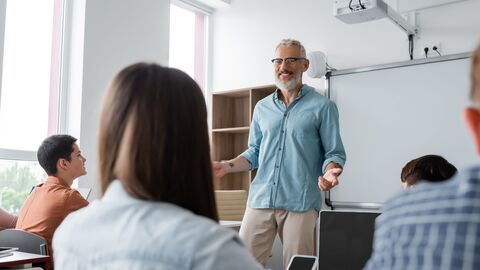 Älterer Lehrer unterrichtet eine Klasse. Älterer Lehrer unterrichtet eine Klasse.