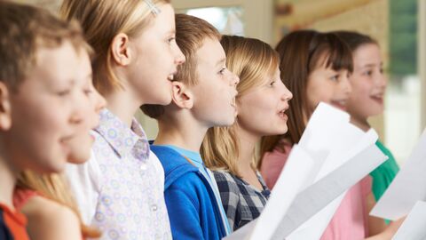Schülerinnen und Schüler singen im Chor. Schülerinnen und Schüler singen im Chor.