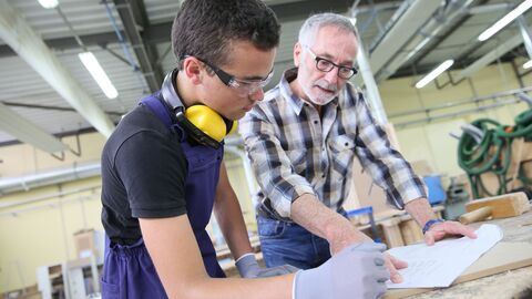Berufsschullehrer spricht mit Schüler.  Berufsschullehrer spricht mit Schüler.