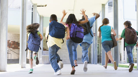 Schülerinnen und Schüler rennen über den Schulflur.  Schülerinnen und Schüler rennen über den Schulflur.