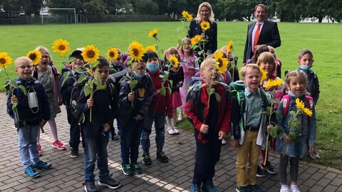 Kultusminister Lorz feiert Einschulung an der Grundschule am Brunnen vor dem Tore