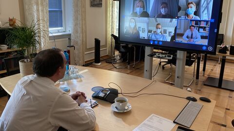 Kultusminister Lorz im Gespräch mit Schülern des Oberstufengymnasiums Eschwege