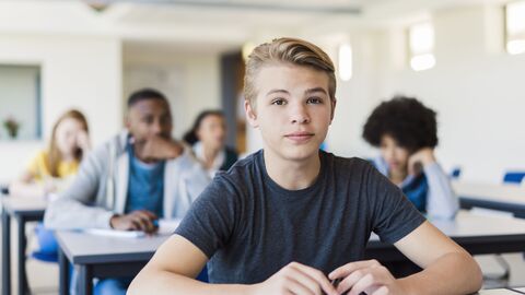 Schüler sitzt im Unterricht.