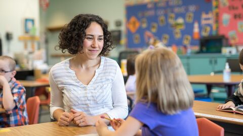 Junge Lehrerin hilft Grundschülerin. Junge Lehrerin hilft Grundschülerin.