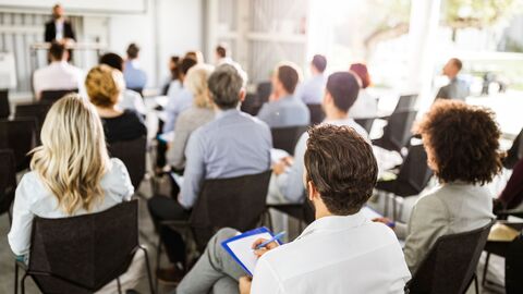 Erwachsene Menschen sitzen in einer Veranstaltung. Erwachsene Menschen sitzen in einer Veranstaltung.