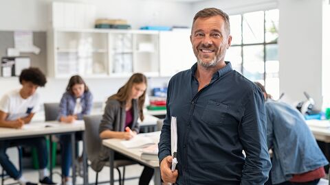 Lehrer steht vor einer Klasse. Lehrer steht vor einer Klasse.