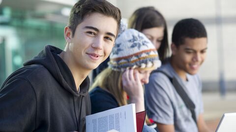 Junge liest in einem Buch.