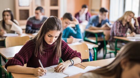Schülerinnen und Schüler schreiben eine Prüfung. Schülerinnen und Schüler schreiben eine Prüfung.