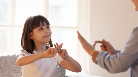 Mädchen unterhält sich in Gebärdensprache. Mädchen unterhält sich in Gebärdensprache.