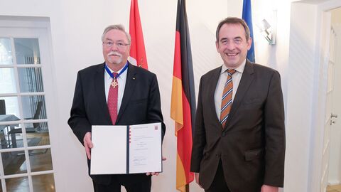 Kultusminister Lorz überreicht den Hessischen Verdienstorden