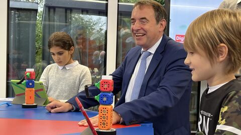 Kultusminister Lorz beim Startschuss für den DigitalTruck