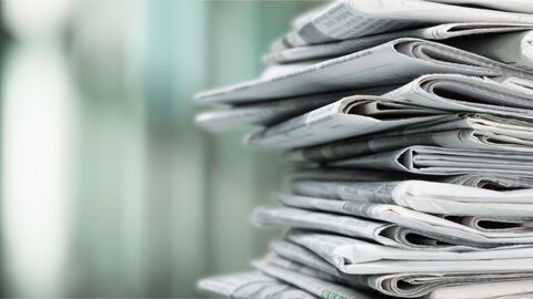 Ein Stapel von Zeitungen
