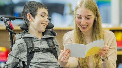 Lehrerin lernt mit einem Jungen, der im Rollstuhl sitzt. Lehrerin lernt mit einem Jungen, der im Rollstuhl sitzt.