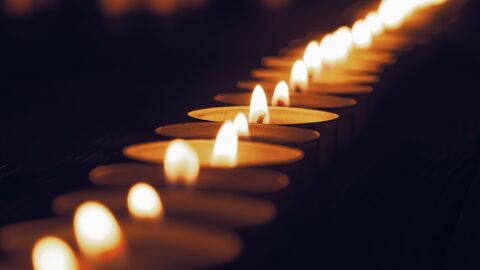 Kerzen stehen hintereinander.