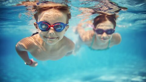 Kinder schwimmen Kinder schwimmen