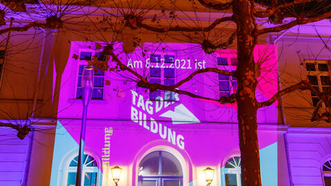 Tag der Bildung - Lichtprojektion am Hessischen Kultusministerium Tag der Bildung - Lichtprojektion am Hessischen Kultusministerium