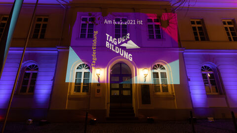 Tag der Bildung - Lichtprojektion am Hessischen Kultusministerium Tag der Bildung - Lichtprojektion am Hessischen Kultusministerium