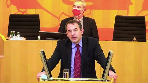Alexander Lorz hält eine Rede im Landtag