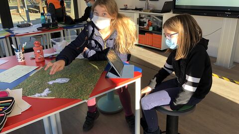 Schülerinnen und Schüler programmieren im DigitalTruck mit iPads 