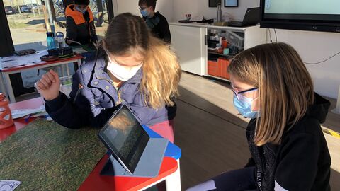 Schülerinnen und Schüler programmieren mit iPads