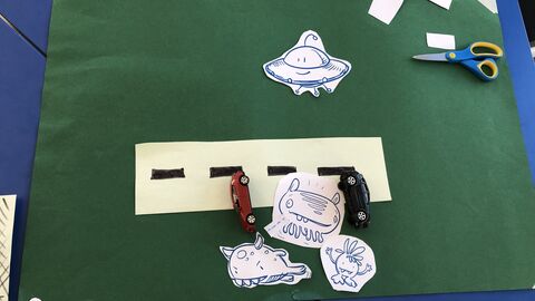 Schülerinnen und Schüler programmieren im DigitalTruck mit iPads 