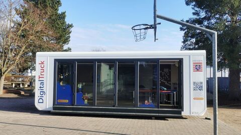 Der Pavillon des DigitalTrucks auf dem Schulhof