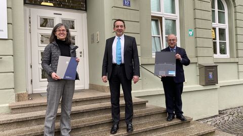 (v.l.n.r.: Petra Loch, Kultusminister Prof. Dr. R. Alexander Lorz, Dr. Kambiz Ghawami) v.l.n.r.: Petra Loch, Kultusminister Prof. Dr. R. Alexander Lorz, Dr. Kambiz Ghawami