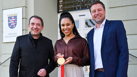Kultusminister Lorz, Olympiasiegerin Deborah Levi und Bernd Brückmann vom Olympiastützpunkt in Frankfurt Olympiasiegerin Deborah Levi zu Gast im Kultusministerium