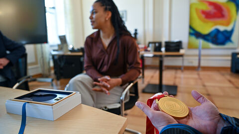 Olympiasiegerin Deborah Levi zu Gast im Kultusministerium